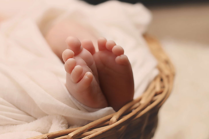 baby, basket, blanket, close up, cute, feet, human, indoors, infant, life, newborn, newborn baby, tiny, toes, white, wicker, HD wallpaper