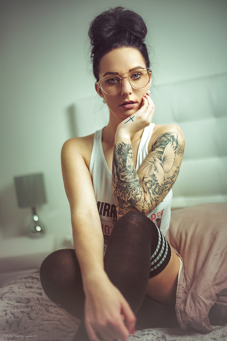 Vincent Haetty, kvinnor, 500 px, tatuering, modell, kvinnor med glasögon, sittande, HD tapet, telefon tapet