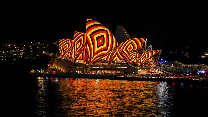 море, вода, полоски, ночь, желтый, красный, яркий, город, огни, блики, темнота, люди, узор, черный, здание, цвет, здание, освещение, Австралия, шоу, Сидней, яркие цвета, набережная, мегаполис, освещение, проекция, ночное небо, Сиднейский оперный театр, туристы, световое шоу, Оперный театр, HD обои