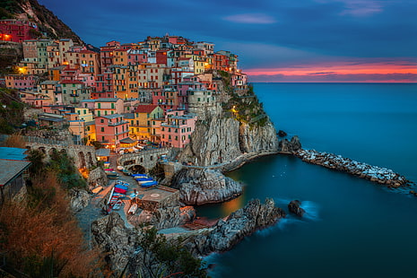 ภูมิประเทศ, พระอาทิตย์ตกดิน, ธรรมชาติ, เมือง, หิน, หิน, ฝั่งทะเล, ชายฝั่ง, อาคาร, บ้าน, เรือ, ตอนเย็น, อิตาลี, ทะเล Ligurian, Manarola, Cinque Terre, จังหวัดลาสเปเซีย, วอลล์เปเปอร์ HD HD wallpaper