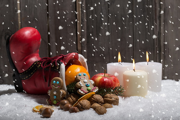 tres velas de pilar blanco y una variedad de decoraciones navideñas, vacaciones, año nuevo, navidad, velas, feliz año nuevo, feliz navidad, Fondo de pantalla HD