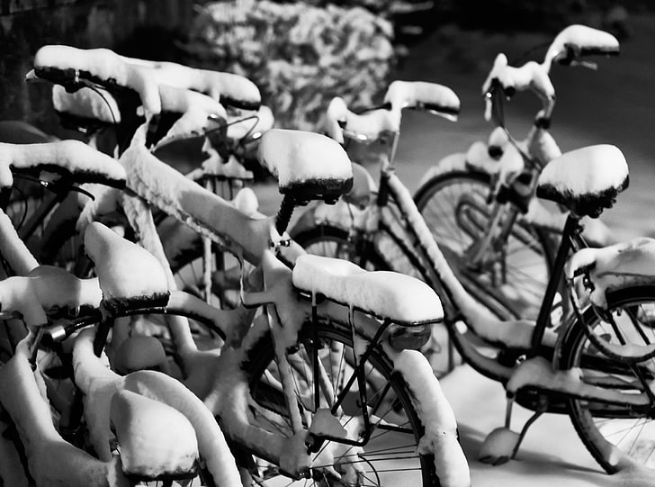 Karlı bisiklet, karla kaplı Bisiklet çok gri tonlamalı, siyah ve beyaz, karanlık, gece, ışık, sokak, masaüstü, arka plan, Bisiklet, Noel, Almanya, kar, kentsel, akşam, Bisiklet, Stand, Heidelberg, HD masaüstü duvar kağıdı