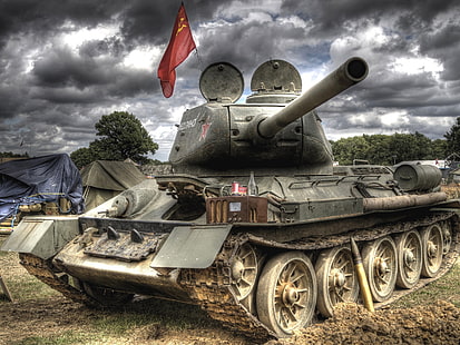 зеленый боевой танк, небо, облака, танк, ствол, знамя, снаряд, советский, средний, день победы, радио, т-34-85, палатки, HD обои HD wallpaper