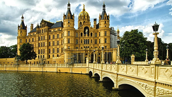 Pałac Schwerin, beżowy betonowy budynek, świat, 1920 x 1080, chmura, jezioro, niemcy, europa, pałac schwerin, Tapety HD HD wallpaper