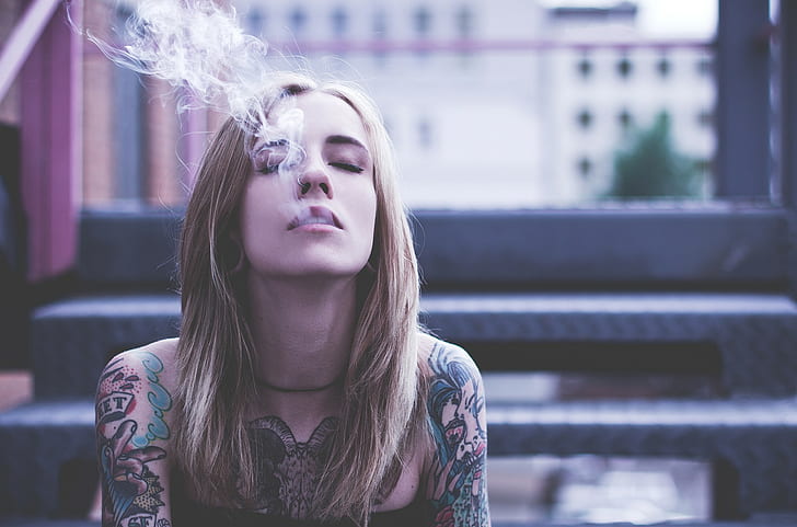 татуировка, женщины, курение, закрытые глаза, блондинка, дым, пирсинг носа, кавказец, кольца в носу, HD обои