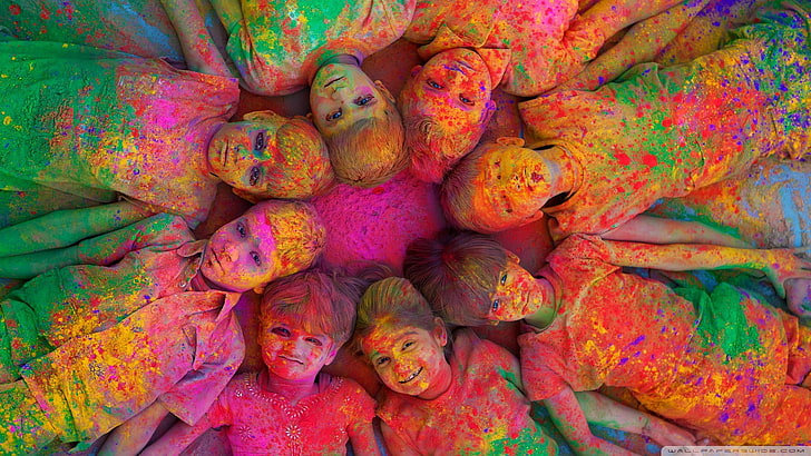 enfants peints gisant sur le sol, fête de holi, coloré, enfants, Fond d'écran HD