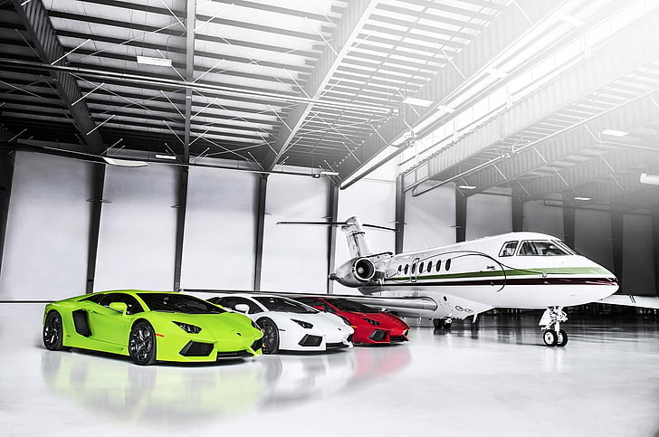 tre vita, gröna och röda Lamborghini Huracans och vita privata jetflygplan, Lamborghini, planet, röd, hangar, grön, vit, LP700-4, Aventador, superbilar, flagga, italienska, plan, HD tapet