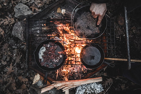 решетка с черен въглен, огън, къмпинг, природа, храна, месо, дърво, HD тапет HD wallpaper