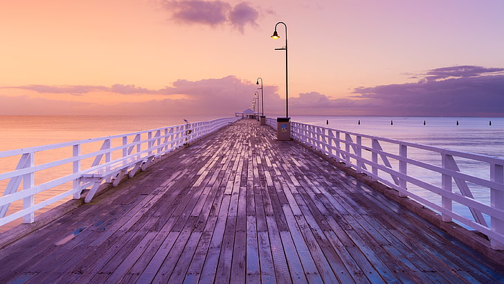pontile in legno grigio e bianco, acqua, legno, molo, mare, tramonto, cielo viola, orizzonte, Sfondo HD