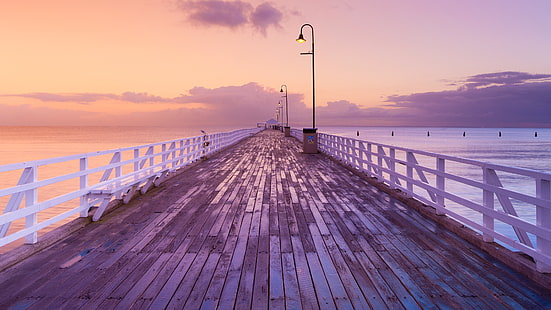 muelle de madera gris y blanco, agua, madera, muelle, mar, atardecer, cielo púrpura, horizonte, Fondo de pantalla HD HD wallpaper