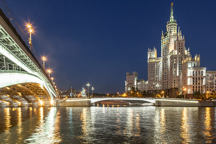 budynki miejskie ze światłami w porze nocnej, budynki, światła, w porze nocnej, Canon EOS 5D Mark II, Moskwa, miasto, pejzaż miejski, wieżowiec, architektura, siedem sióstr, lampki nocne, nabrzeże kotelnicheskaya, zwiedzanie, rzeka, noc, słynne miejsce, most - Struktura stworzona przez człowieka, scena miejska, miejska panorama, oświetlona, Tapety HD