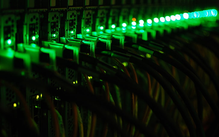czarne kable komputerowe, czarne powlekane kable z zielonymi świecącymi diodami, sieć, serwer, bokeh, komputer, technologia, Tapety HD