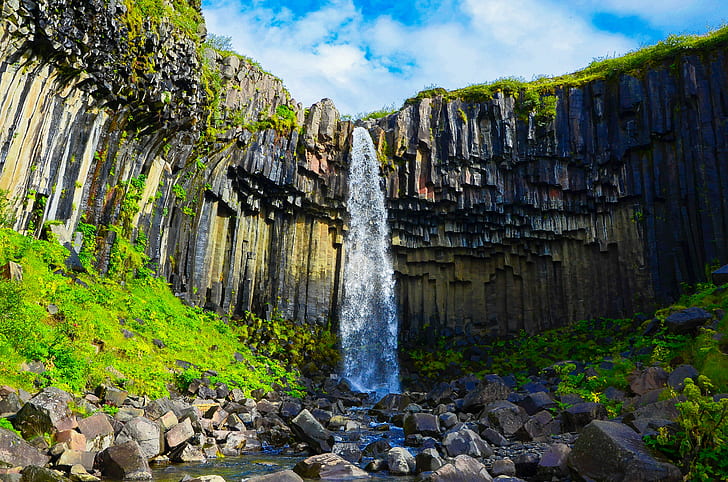 пейзажна фотография на водни водопади, заобиколени от зелени растения под цирсови облаци, Svartifoss, пейзажна фотография, водни водопади, зелени растения, цирсови облаци, шварцер, Wasserfall, Skaftafell, острови, Исландия, югоизток, Hornafjörður, großer, Bach, Национален парк Vatnajökull, тъмно, лава, колони, шестоъгълна, остра, скали, базалт, пейзаж, природа, вода, водопад, цвят, nikon d5100, nikkor, известно място, HD тапет