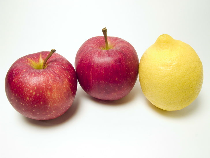 två röda äppelfrukter och gul citron, frukt, vit bakgrund, äpple, citron, HD tapet