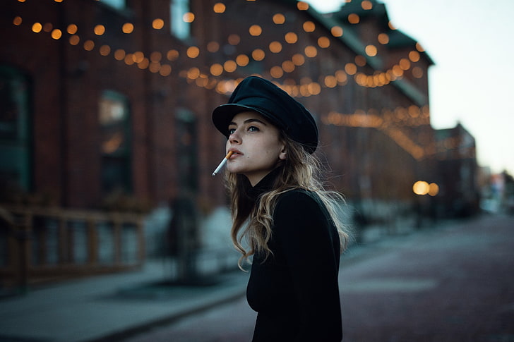 женщины, модель, брюнетка, курение, сигареты, черная одежда, шляпа, глядя в сторону, женщины на улице, улица, HD обои