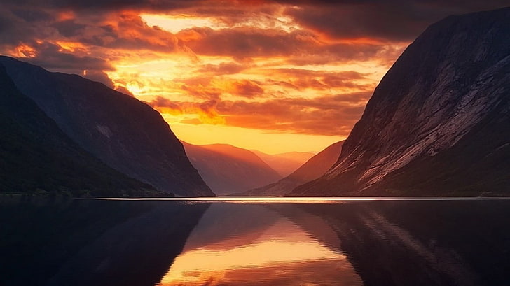 plan d'eau entre les montagnes au coucher du soleil fond d'écran, nature, paysage, coucher de soleil, rivière, nuages, montagnes, Fond d'écran HD
