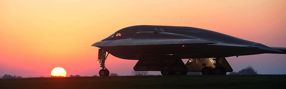 черный реактивный самолет «Мать всех бомб», Northrop Grumman B-2 Spirit, бомбардировщик, стратегический бомбардировщик, закат, военный самолет, самолет, два монитора, многоэкранный режим, стелс, ВВС США, HD обои HD wallpaper