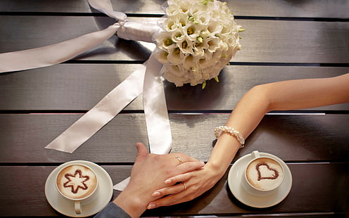 Liebe, romantisch, Hochzeit, weiße Rose Bouquet, Blumen, Kaffee, Tasse, Paar, Hände, romantisch, Bouquet, Hochzeit, Liebe, HD-Hintergrundbild HD wallpaper