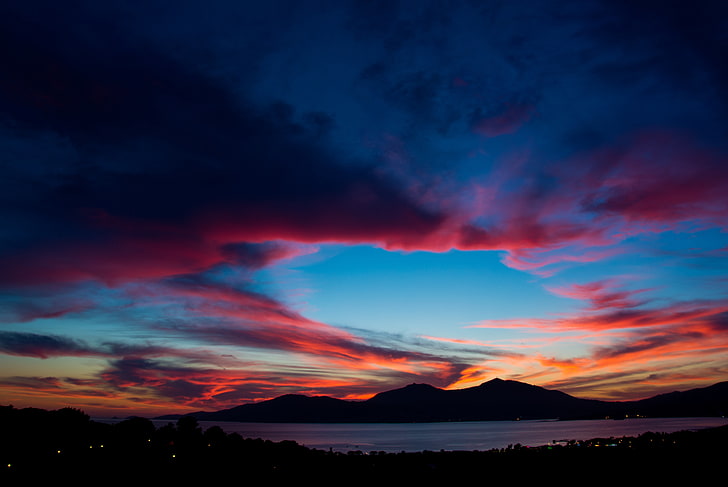 การถ่ายภาพทิวทัศน์ของเมืองใกล้แหล่งน้ำในช่วงเวลาทองทะเลพระอาทิตย์ตกสีฟ้าเมฆภูเขา, วอลล์เปเปอร์ HD