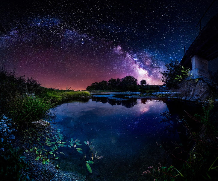 خلفية رقمية لحقول العشب والجسم المائي ، السماء ، النجوم ، الليل ، الجسر ، النهر ، درب التبانة، خلفية HD