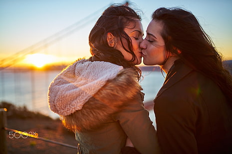 Joshua Resnick, lésbicas, mulheres, luz solar, San Francisco, EUA, beijando, mulheres ao ar livre, 500px, HD papel de parede HD wallpaper