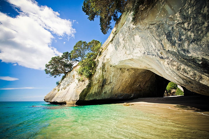 водоем, природа, пейзаж, фотография, пещера, скалы, деревья, пляж, море, песок, облака, Новая Зеландия, HD обои