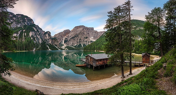 landscape photography of body of water across mountain, photography, landscape, nature, panoramas, lake, reflection, boathouses, mountains, summer, forest, beach, trees, Alps, Italy, morning, sunlight, HD wallpaper