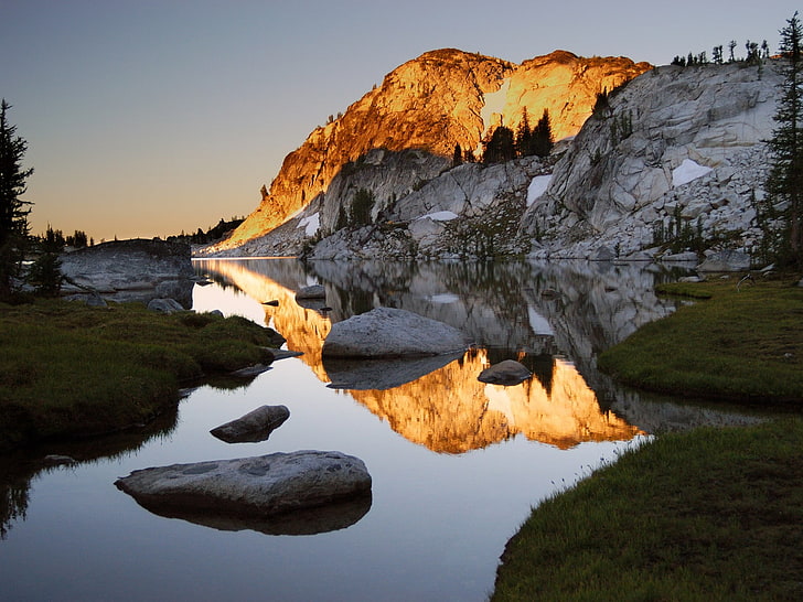 جبل صخري رمادي على جسم مائي ، جبال ، بحيرة ، كندا ، طبيعة ، ضوء الشمس ، انعكاس، خلفية HD