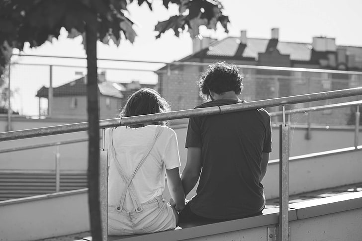 black and white, city, couple, holding hands, man, monochrome, people, sidewalk, sitting, street, together, togetherness, wear, woman, HD wallpaper