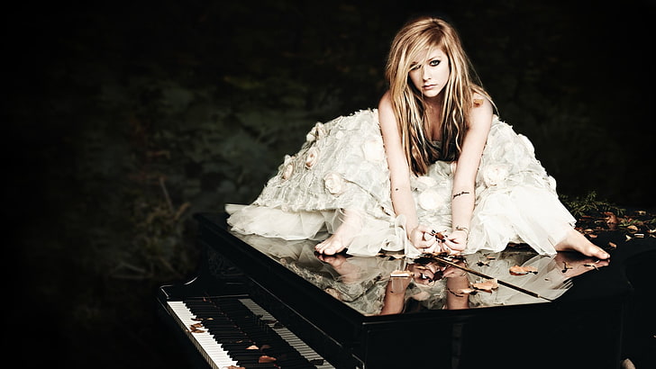 Avril Lavigne, dress, white dress, piano, leaves, musical instrument, women, celebrity, singer, HD wallpaper