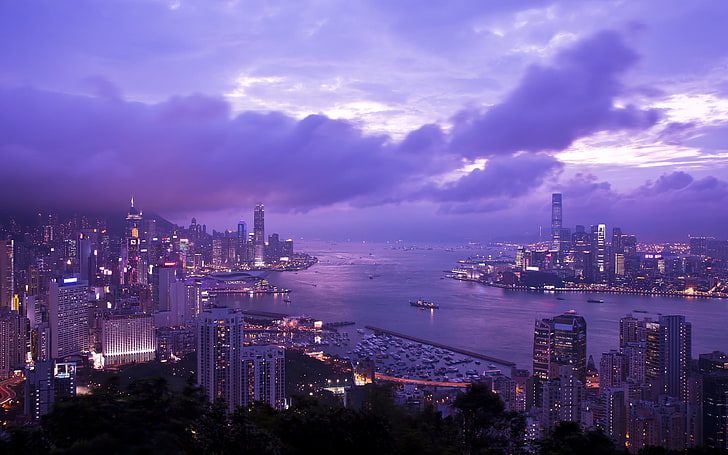 灰色の高層ビル、空、雲、香港、高層ビル、夕方、照明、パノラマ、ベイ、中国、ライラック、ブレーマーヒル、ビクトリアハーバー、 HDデスクトップの壁紙