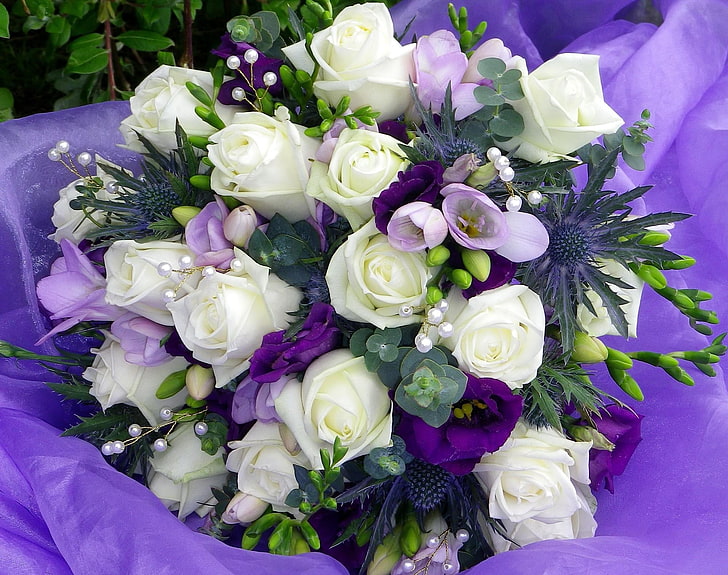 buquê de rosas brancas e roxas, russell lisianthus, rosas, frésia, decoração, flor, roxo, decoração, HD papel de parede
