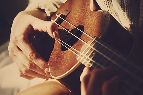 коричневый укулеле струнный инструмент, гитара, руки, пальцы, HD обои HD wallpaper