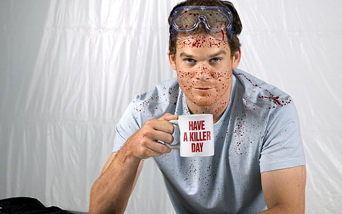graues Herrenhemd mit Rundhalsausschnitt, Dexter Morgan, Blut, Dexter, Michael C. Hall, Schutzbrille, Blutflecken, HD-Hintergrundbild HD wallpaper