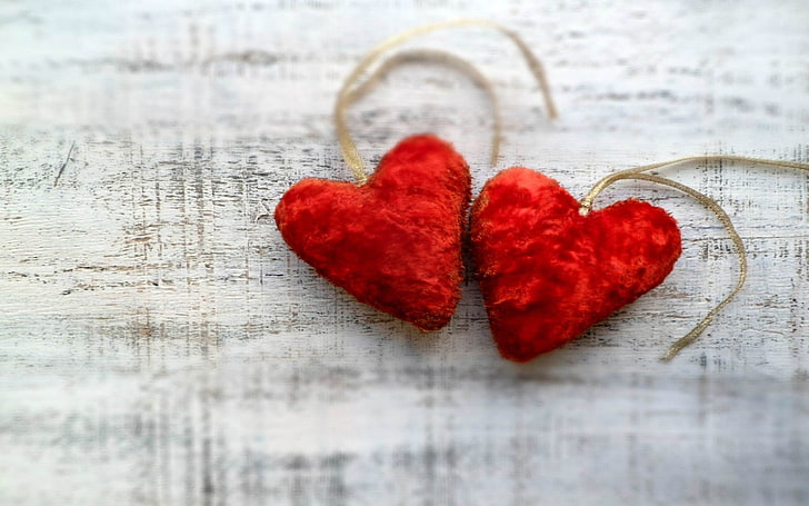 心臓組織のカップル-ロマンチックなHDの壁紙、2つのハート型の赤いアクセサリー、 HDデスクトップの壁紙