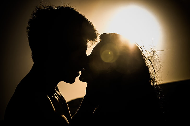 мужчина и женщина целуют обои, поцелуй, любовь, романтика, нежность, HD обои
