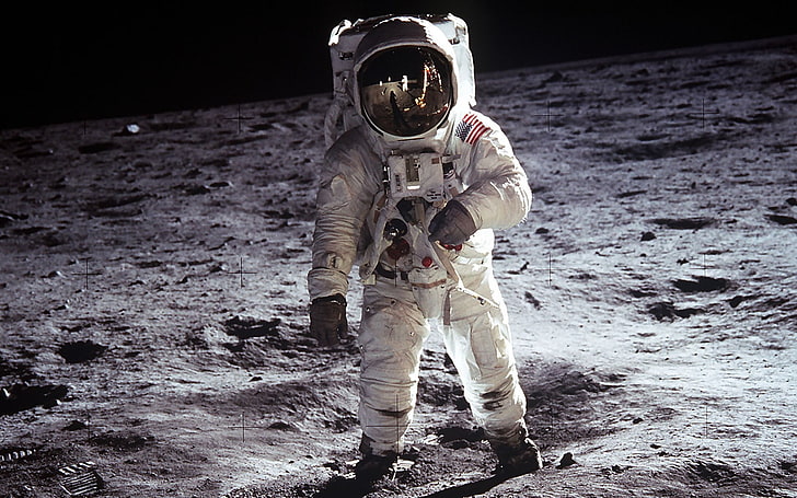 Astronaut auf braunem Sand, Astronaut, Mond, NASA, Weltraum, Apollo, Raumanzug, HD-Hintergrundbild