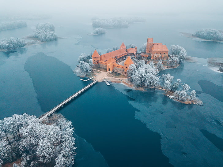 château de béton brun, vue aérienne, château, Lituanie, île, hiver, brouillard, château de l'île de Trakai, Fond d'écran HD