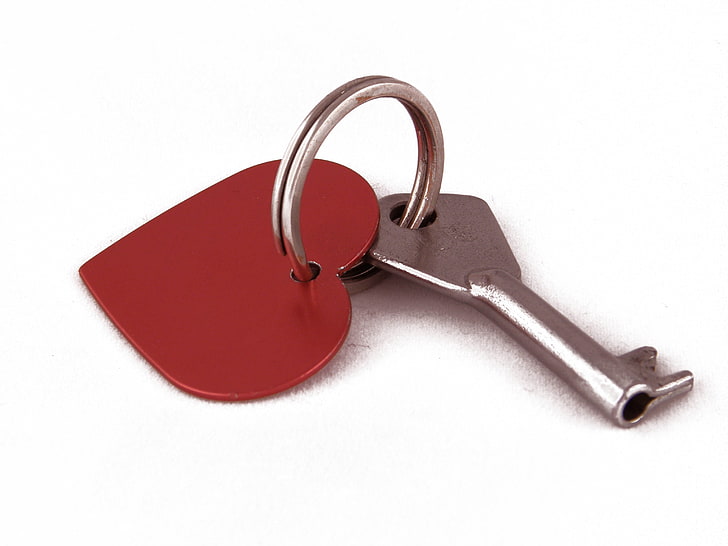 grauer Hauptschlüssel und Herz keychain, Schlüssel, Herz, weißer Hintergrund, HD-Hintergrundbild