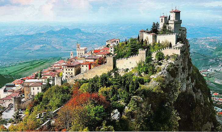 イタリア、サンマリノ、イタリア、サンマリノ、都市、スカイライン、山、森、写真、 HDデスクトップの壁紙