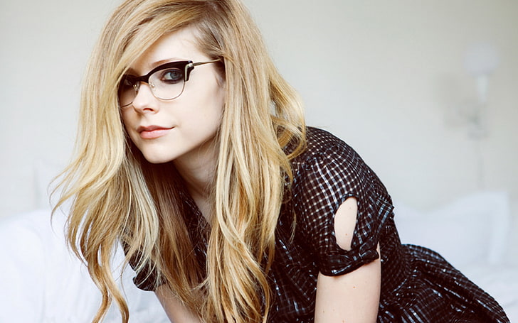 Avril Lavigne, avril lavigne, glasses, dress, look, hair, HD wallpaper
