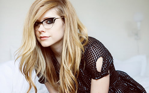 Avril Lavigne, avril lavigne, gözlük, elbise, bak, saç, HD masaüstü duvar kağıdı HD wallpaper
