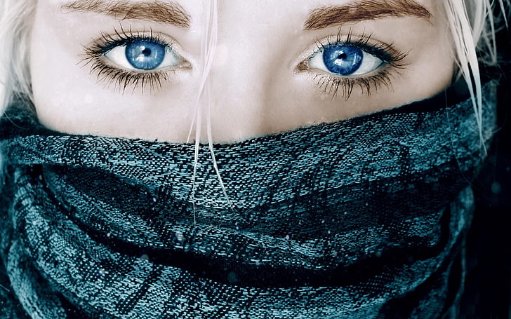 Frauen braun und grau Schal, Frau mit blauen Augen unter Selfie, blaue Augen, Blondine, Schal, Gesicht, Maske, Nahaufnahme, Modell, Reflexion, weißes Haar, Cyan, HD-Hintergrundbild
