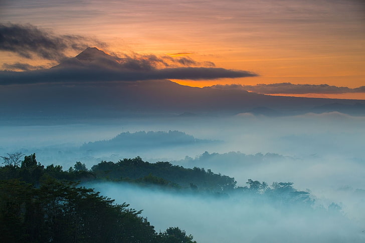 biało-niebieska łódź w pobliżu akwenu malowanie, krajobraz, fotografia, przyroda, wschód słońca, wulkan, mgła, góry, wzgórza, dolina, chmury, Indonezja, Tapety HD