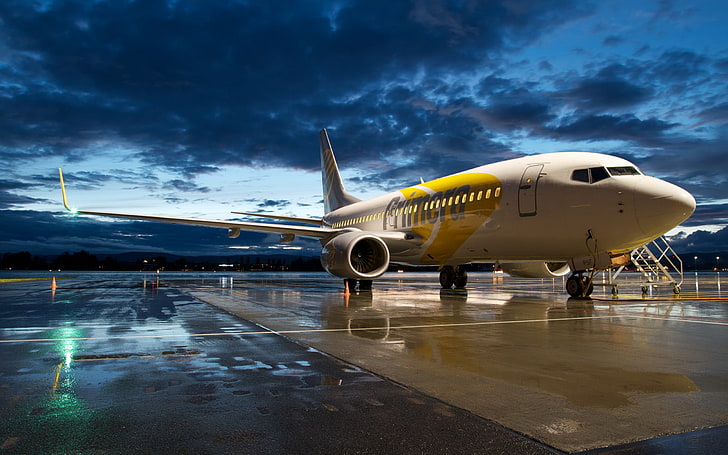 ボーイング737機ダークナイト、白と黄色の飛行機、航空機/飛行機、ボーイング、青、航空機、夜、 HDデスクトップの壁紙