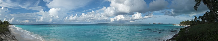 Strandseitenplakat, Meer, Wasser, Palmen, Bäume, Gras, weite Sicht, Himmel, Wolken, Blau, Weiß, Grün, Panorama, Insel, Felsen, Ufer, Strand, Natur, dreifacher Bildschirm, HD-Hintergrundbild