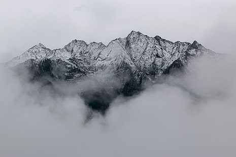 снимка на покрита със сняг планина, планински връх, природа, пейзаж, снежна планина, облаци, сиво, мъгла, сняг, HD тапет HD wallpaper