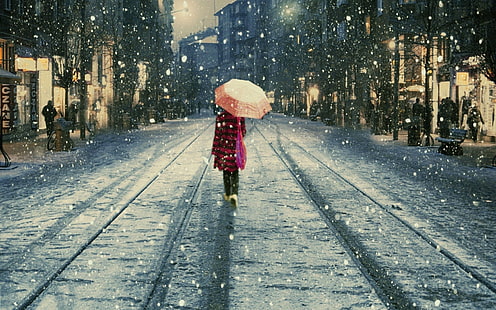 donna che indossa cappotto rosa mentre si tiene l'ombrello rosa durante la neve, neve, Eskişehir, donne all'aperto, inverno, paesaggio urbano, ombrello, Sfondo HD HD wallpaper