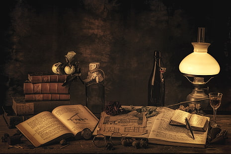 три открытые книги рядом с лампой, бутылка и бокал с росписью, книги, бутылка, лампа, бокалы, натюрморт, HD обои HD wallpaper