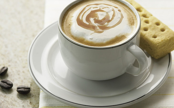 فنجان وصحن سيراميك أبيض ، قهوة ، فنجان ، جلد ، بسكويت، خلفية HD